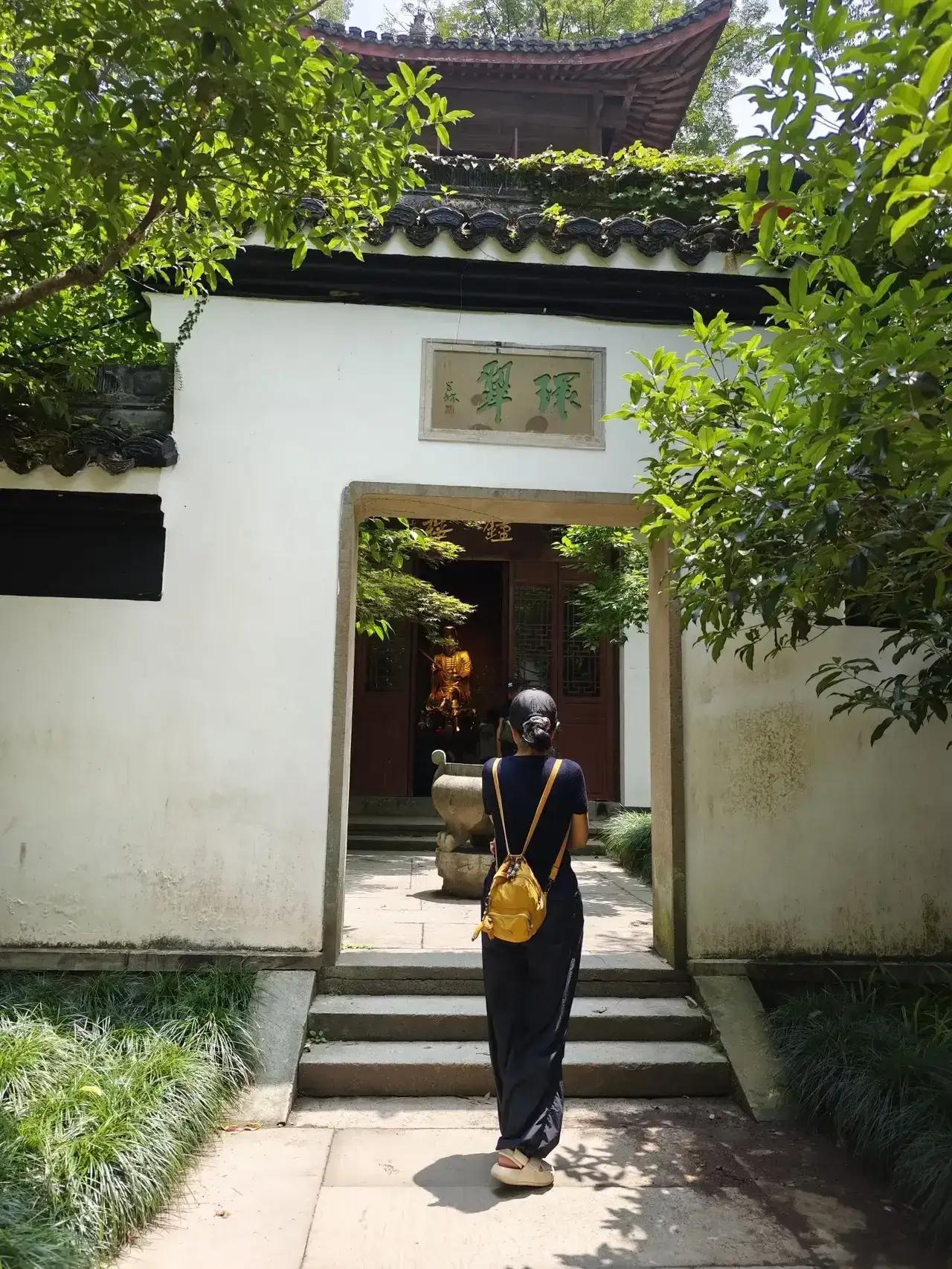 杭州虎跑公园游人不多，而且特别凉爽，因为虎跑公园处在山中间，所以非常凉爽，尤其到