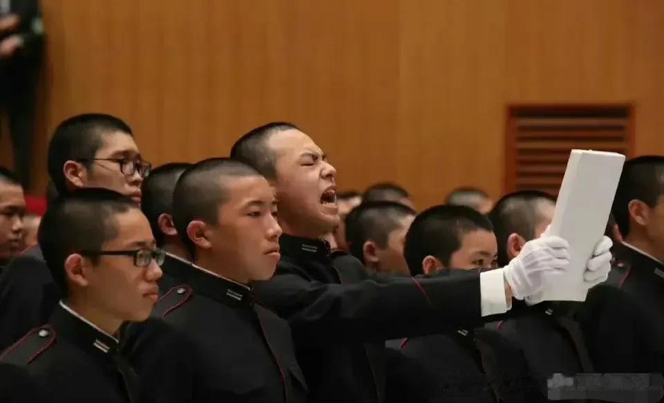 昨日，日媒曝光的日本陆上自卫队军校学员上课的照片，这熟悉的画面和氛围，感觉跟昭和