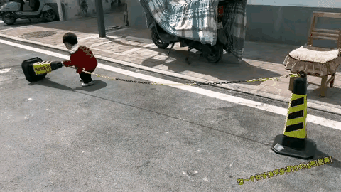 小孩玩的神仙跳
来来回回不枯燥
大人：
看得老子鬼火冒：
动下脑壳会死翅
移下桶