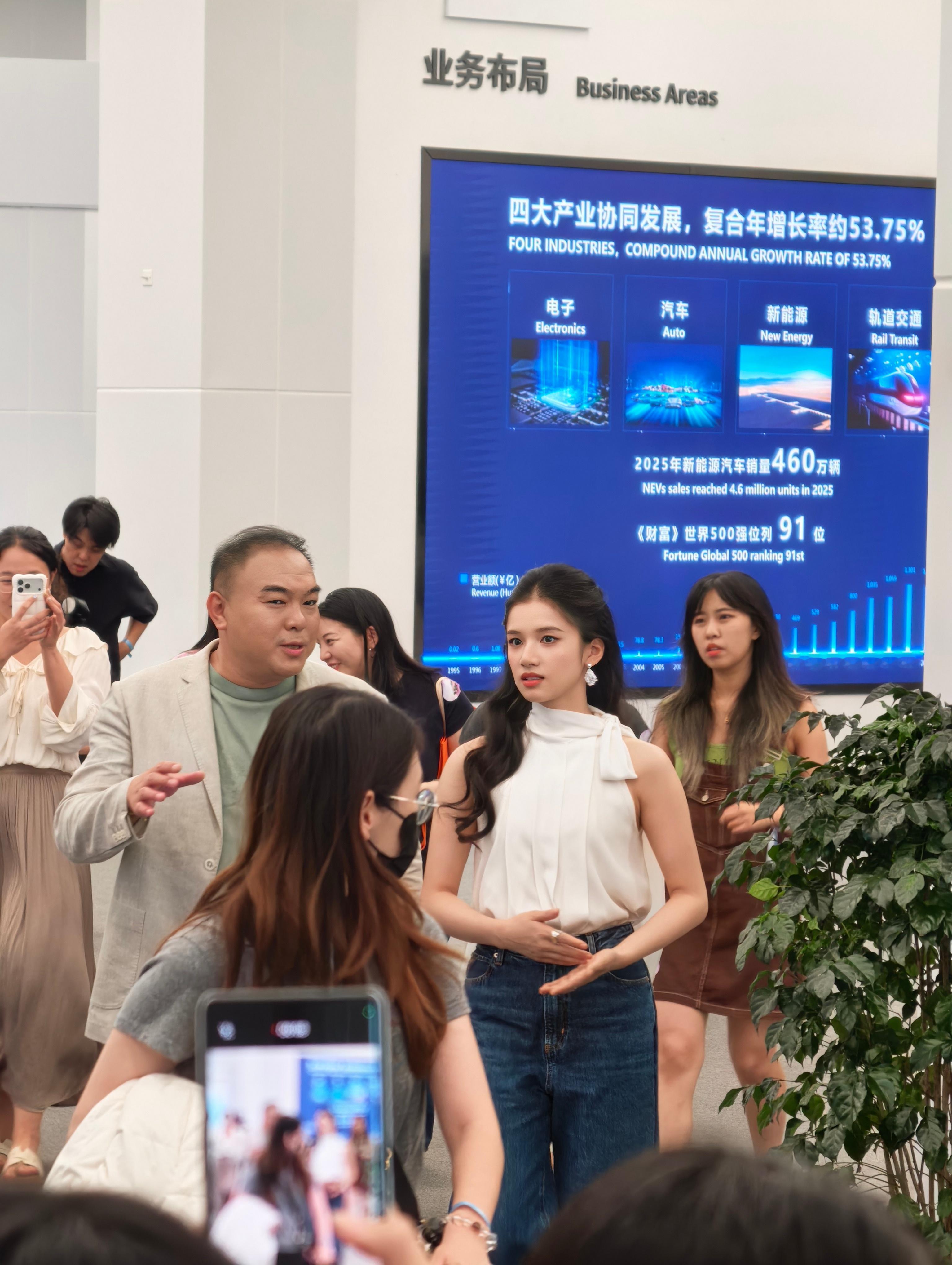 来参加比亚迪秦MAX发布会，还看到了野狗骨头的女主，张婧仪真的太美了！现场追星成