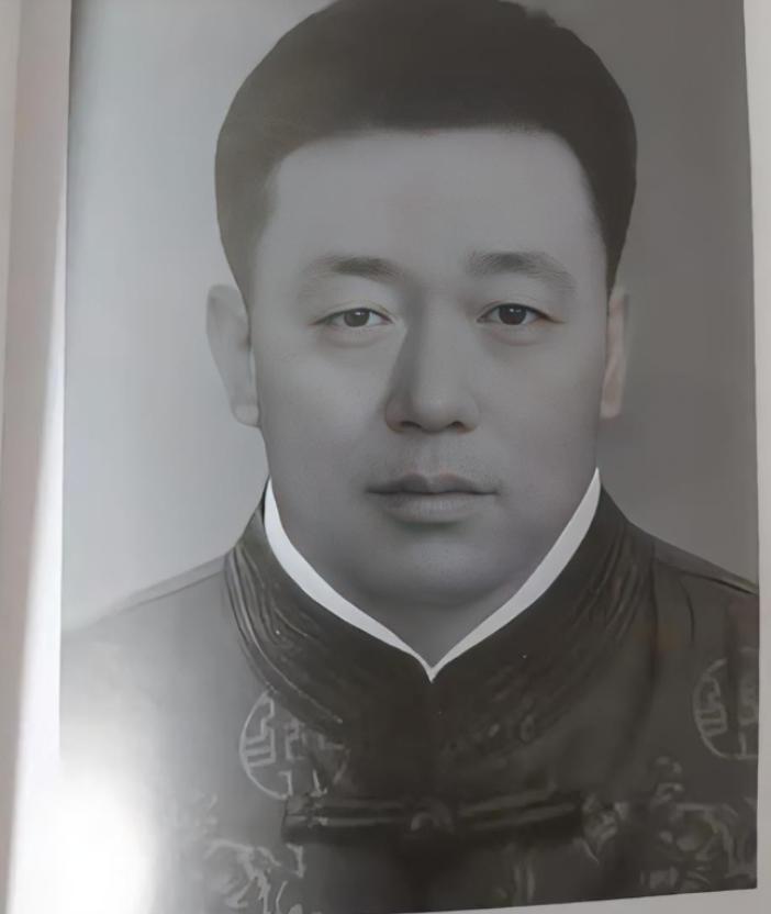 1939年，冀东抗联总司令高志远去开会，萧克对他说：“配枪不错。”高志远把手枪交
