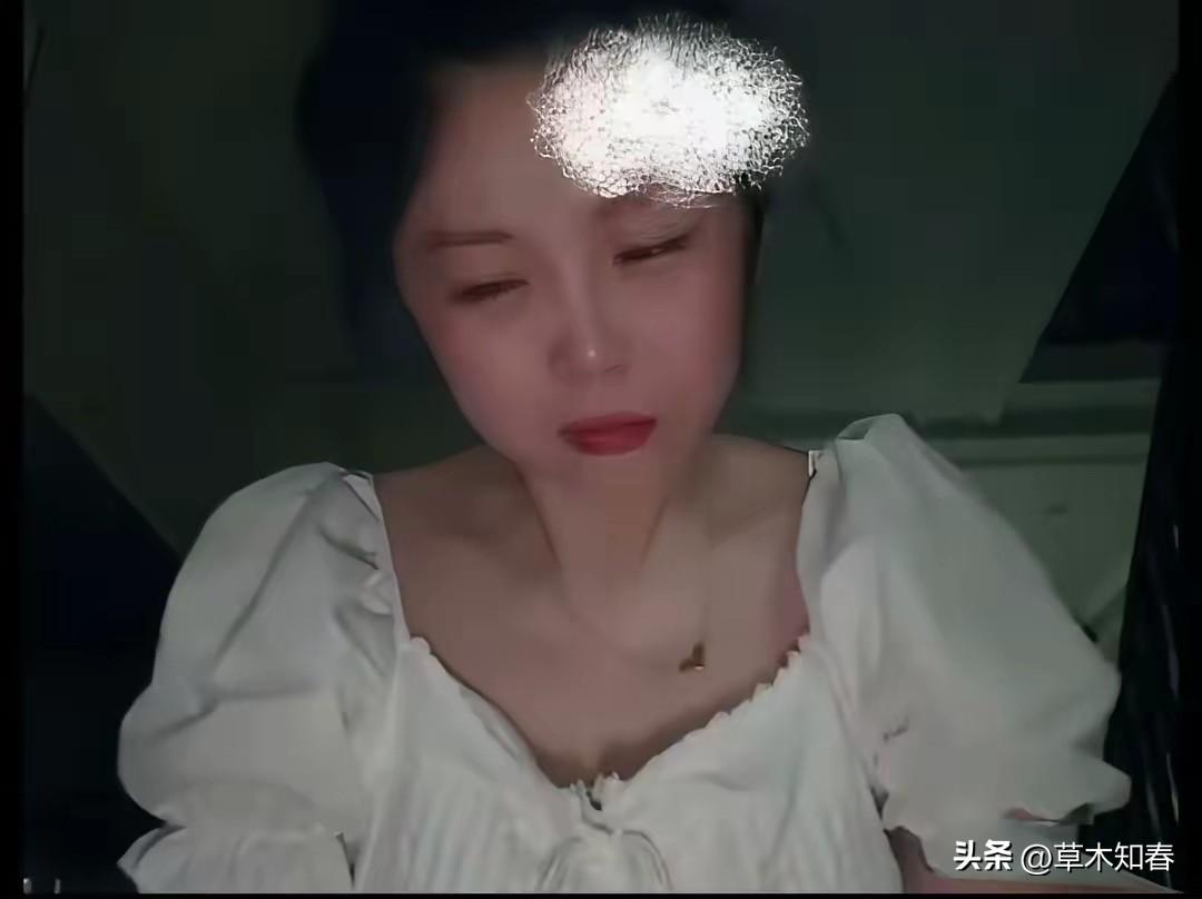 湖南长沙原配抓小三，这个小三道歉了。镜头面前哭的非常伤心，狂扇自己耳光，说以后坚