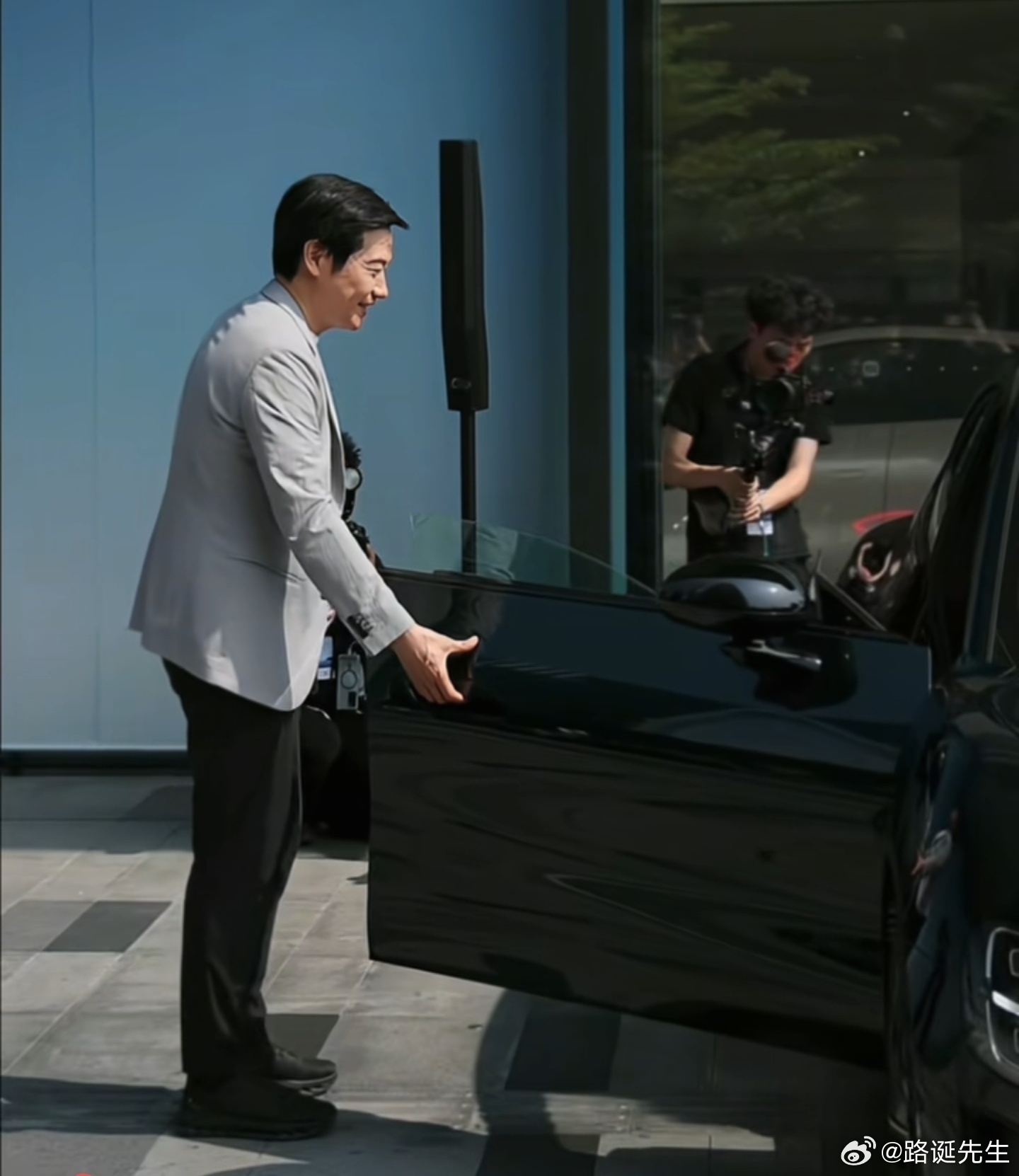 雷军回应给苏炳添当司机除了给代言人当司机，在新SU7交付仪式上，给车主开门、跟车