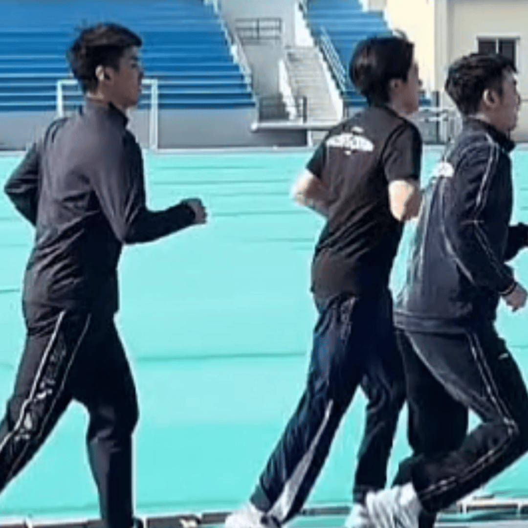 王楚钦跑一万米啊[赞][捂脸]，
国乒男队传统项目——新春万米跑今天开跑了，全程