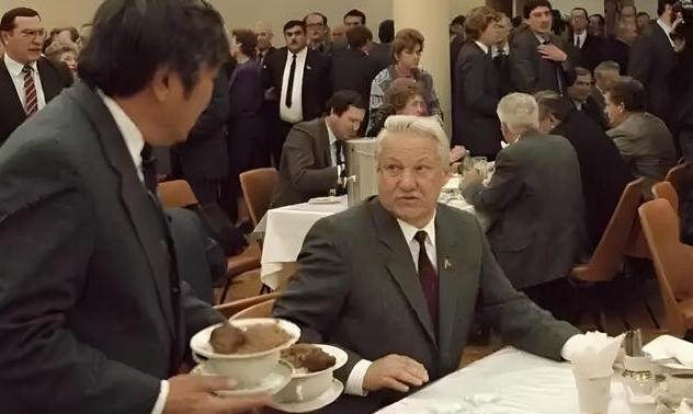 叶利钦为什么要搞垮苏联，看一下普京对叶利钦评价就明白了：“俄罗斯史上最大的罪犯是