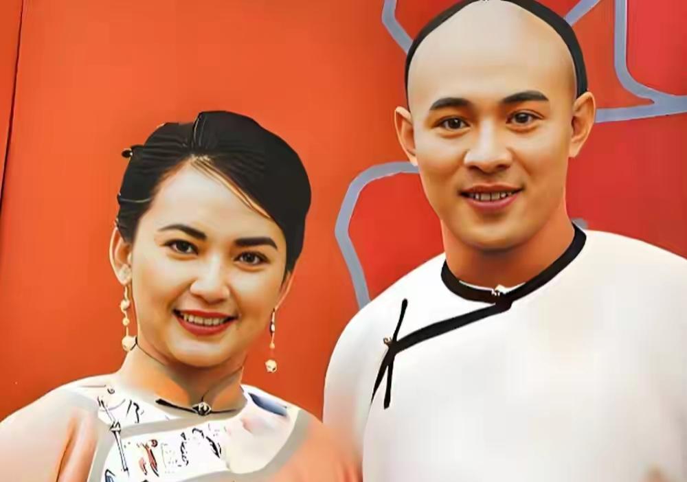 一对男女穿着休闲，面带微笑。这是李连杰和谁的合影？好像是黄飞鸿吧。这是哪部电影？