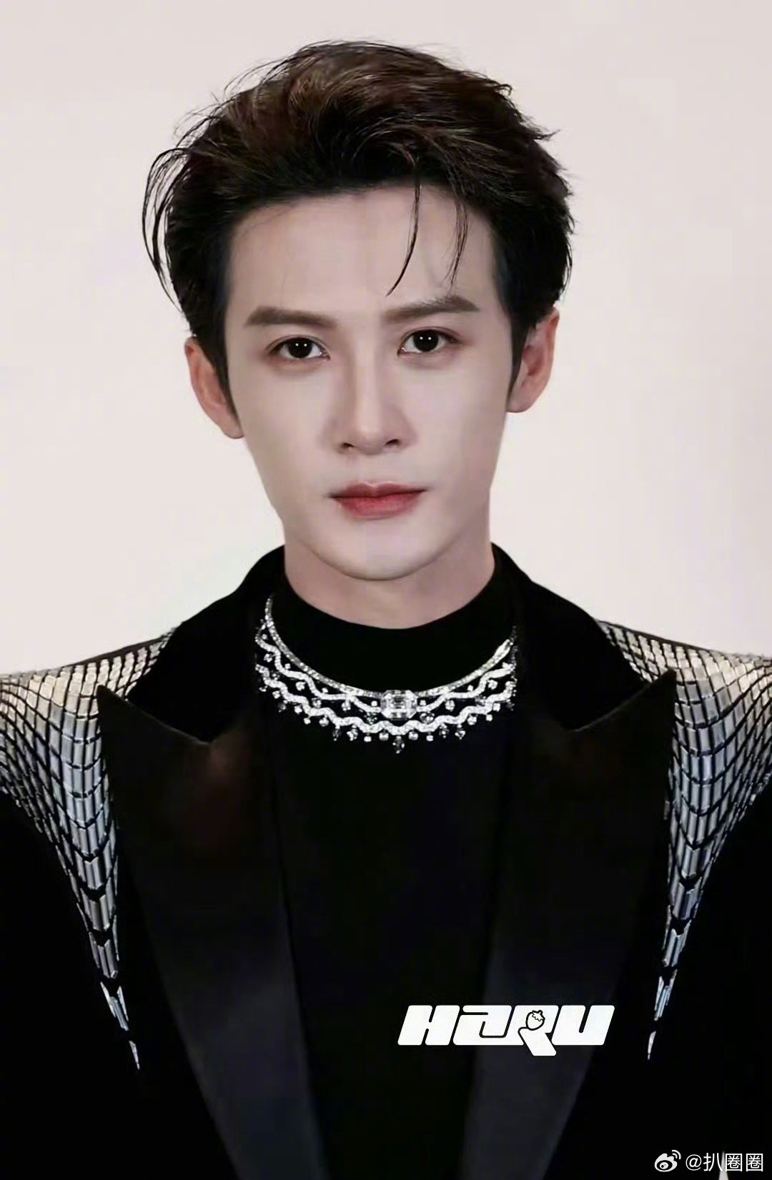 檀健次、曾舜晞同品牌活动出图，都是深色西服套装搭配高珠，状态如何？ ​​​