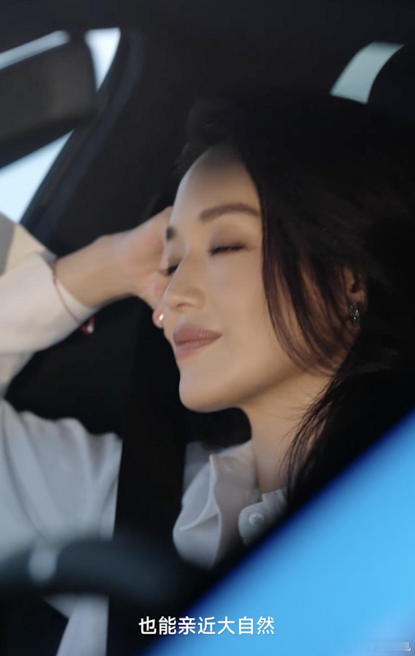舒淇拍SU7 舒淇在体验新SU7后，对它的细节设计赞不绝口。这款车真的处处透着贴