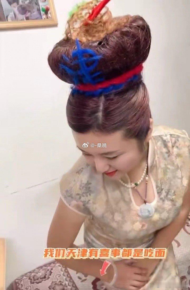 #天津大姨盘头欢迎潘玮柏#天津大姨们也太可爱了吧，还专门儿去盘了个头发来欢迎潘玮