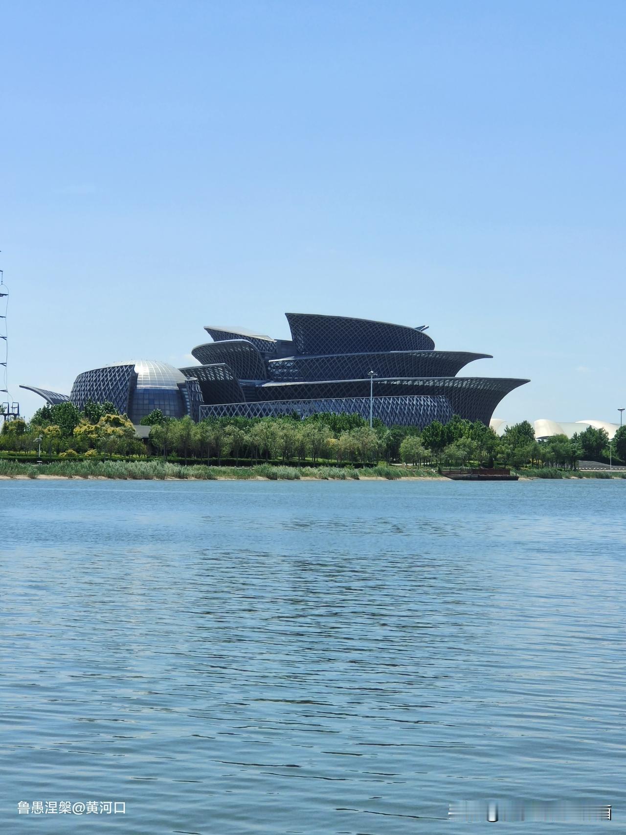 图说东营：坐落于东营广利河南岸胜利大假东侧的雪莲大剧院。