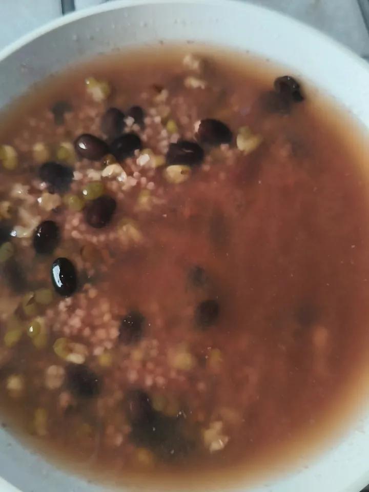 这是中午餐，杂豆粥。成员有黑豆、绿豆，还有小米及莲子。
尤其是莲子是一个好东西。