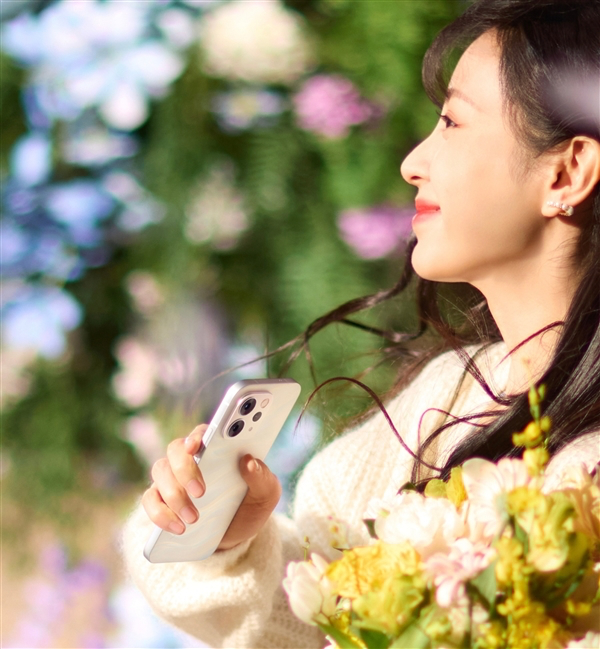 vivo S50系列真机被田曦薇提前曝光，采用圆角方形Deco和金属直角边框。新