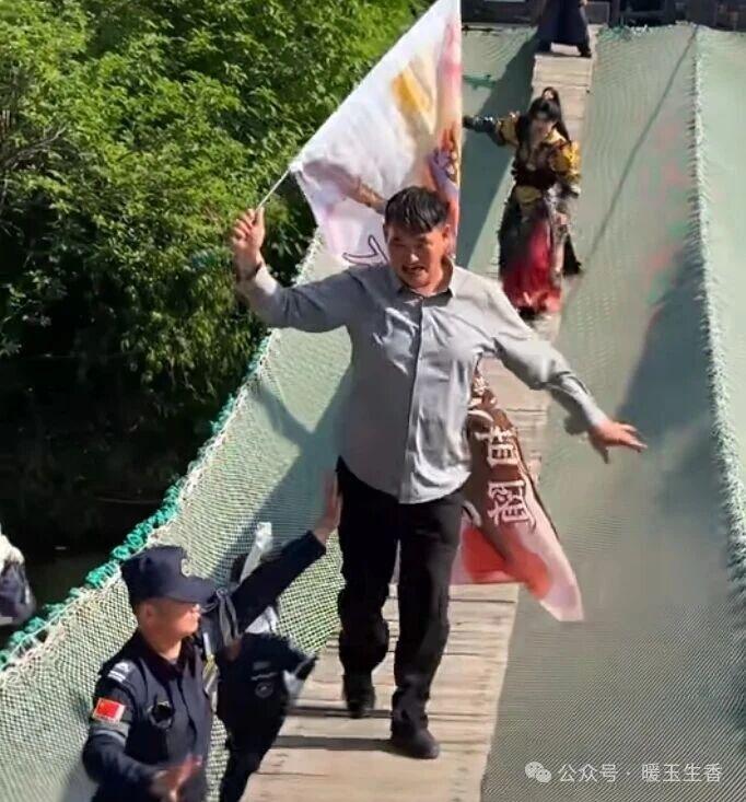 57岁的大衣哥过吊桥如履平地，扛着自己的大旗一直不倒，当农民打下的身体底子还是杠