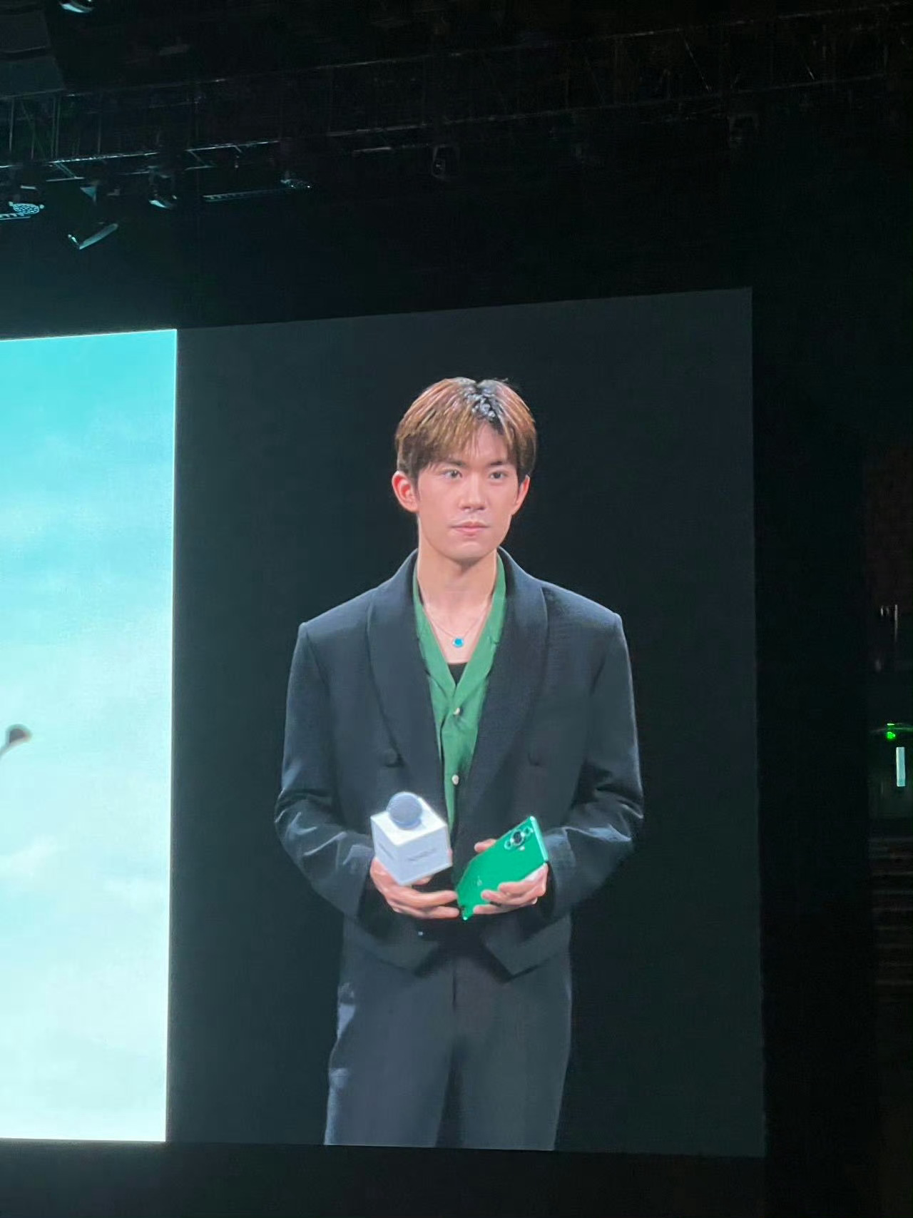 易烊千玺百花奖最佳男主《小小的我》推荐大家看原片小时候我家邻居家小朋友先天性小脑