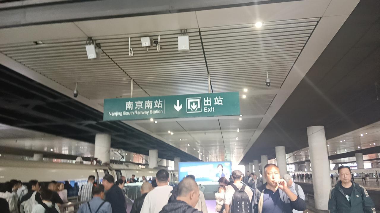 前阵子加班到凌晨三点，盯着电脑屏幕突然就晃了神，蹦出来这个问题，忙到脚不沾地的一
