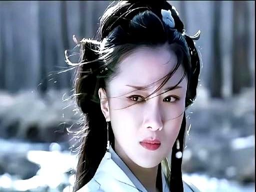 “导演，这场戏我不想跪着演。”

14年前，李依晓跟《楚汉传奇》导演商量，把虞姬