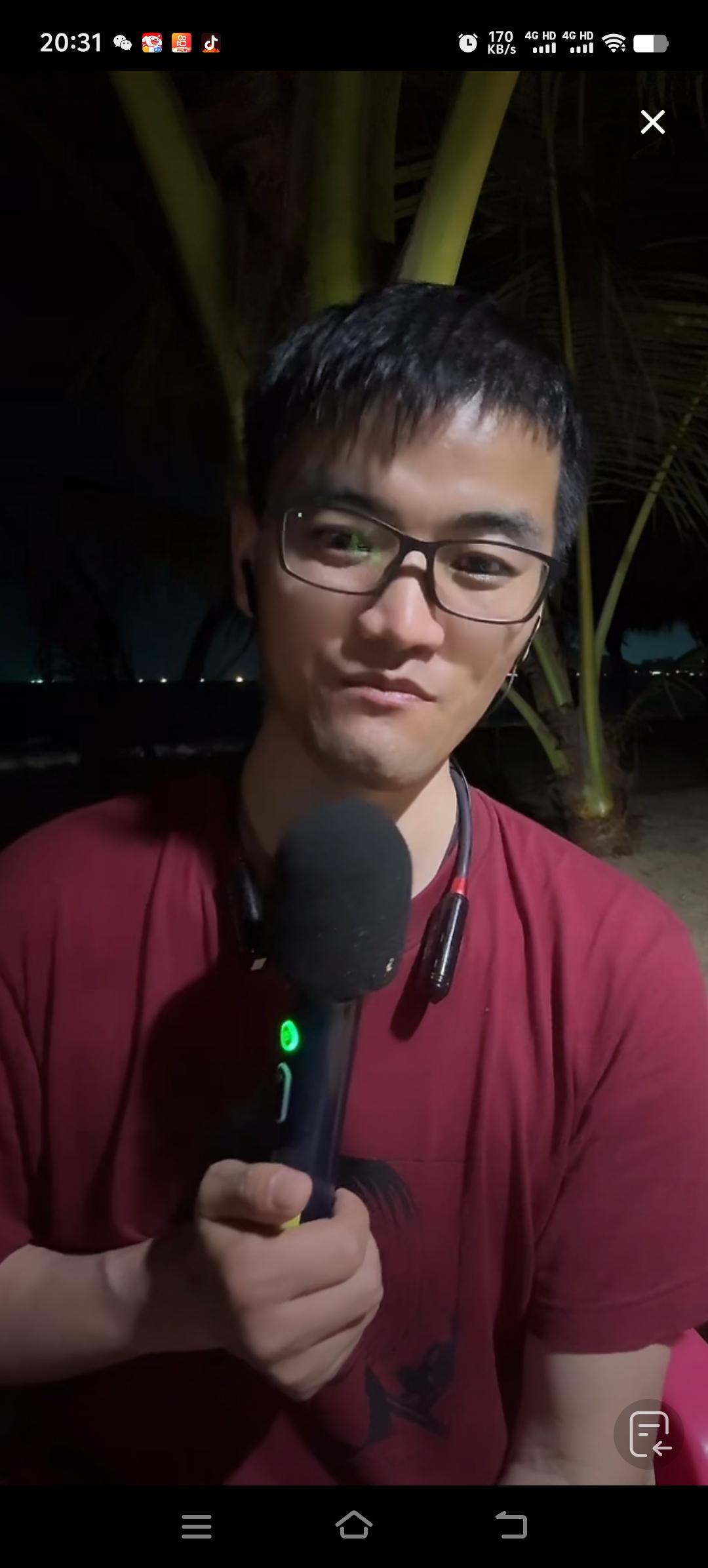 郁豹豹在海南带货当季水果的大直播间里，手持麦克风唱起了比较伤感的歌曲。他祝福自己