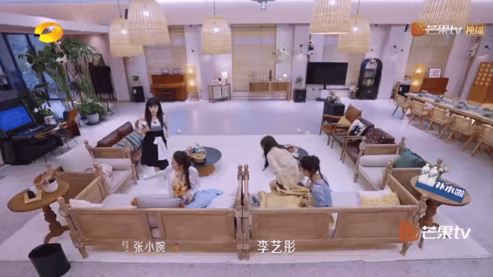 李艺彤 我不是你们play的一环哈哈哈哈李艺彤莫名其妙的成了祝绪丹和张小婉pla