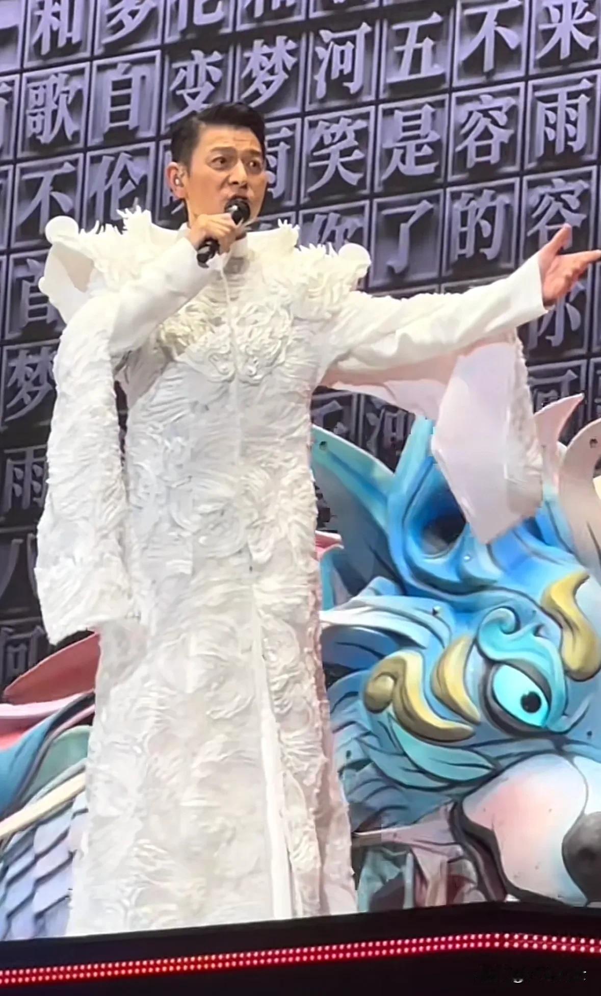 一年一明星，百年一德华，刘德华在台湾演唱会上穿华服演唱歌曲《中国人》，并且舞台背