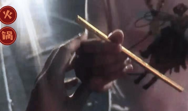 浙江人真的太有钱了，连喝奶茶都用黄金吸管！浙江一小伙半夜出门溜达，回家的路上掉了