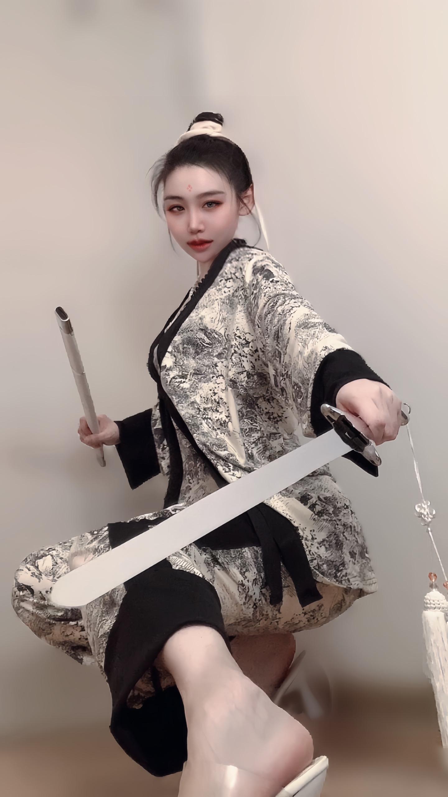 50岁依然保持好状态之。枕风宿雪多年，我与虎谋早餐  我宁可痛苦  我不要麻木