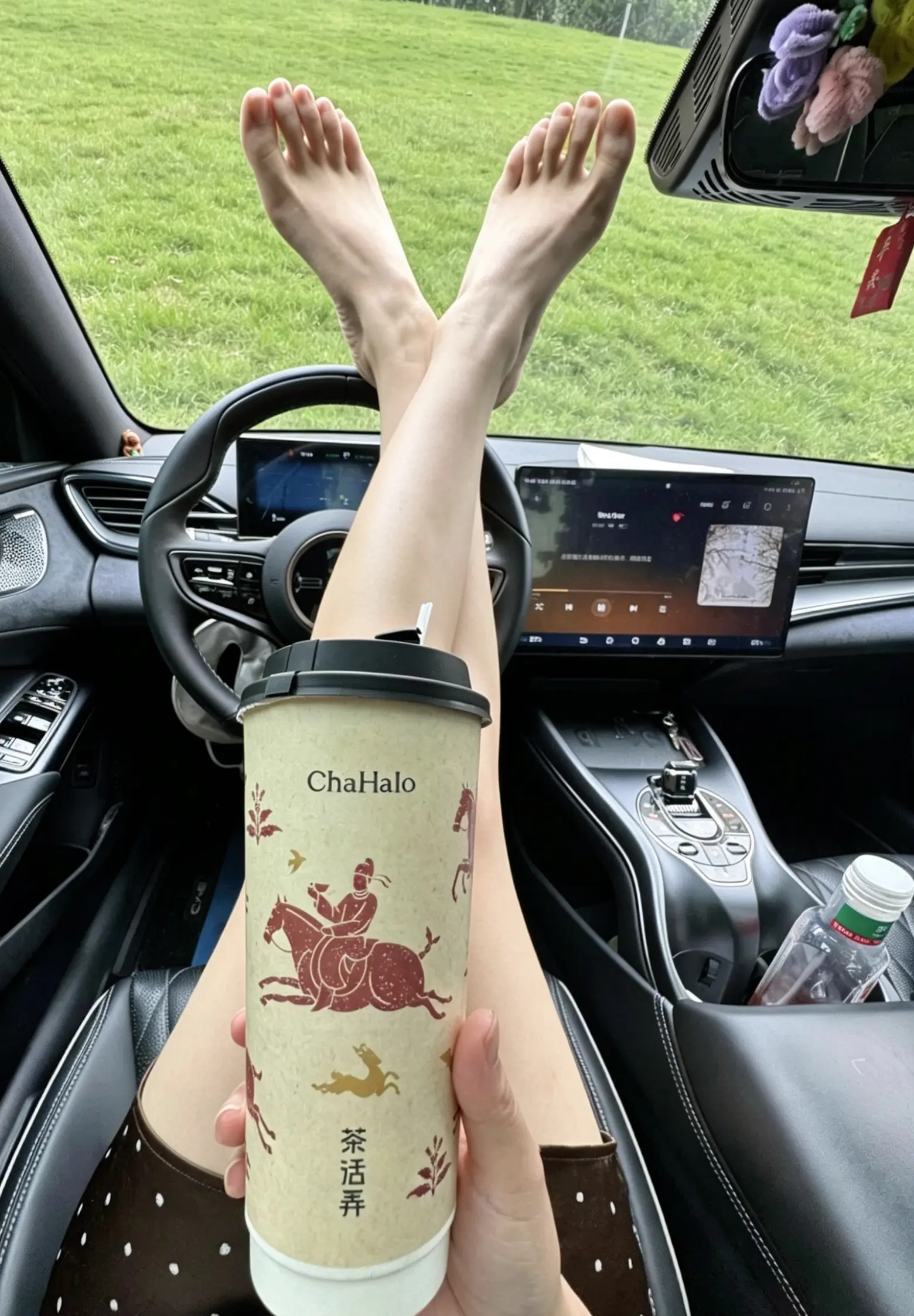 一个普通的周末 30➕的H女士  躺在车里听着五月天的 《温柔 》  ...
