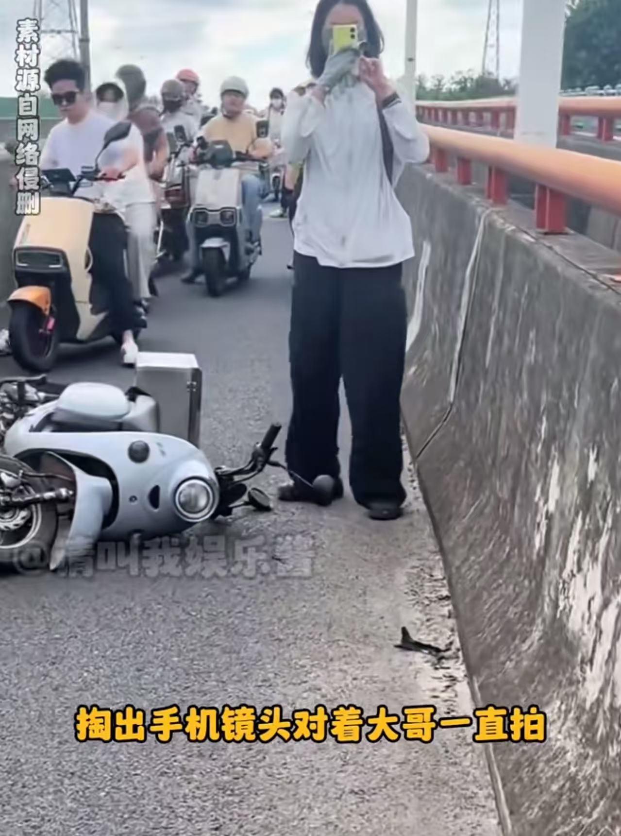 什么样的家庭能教出这样的人！上海早高峰时段，一个大哥骑电车正常行驶，结果突然被后