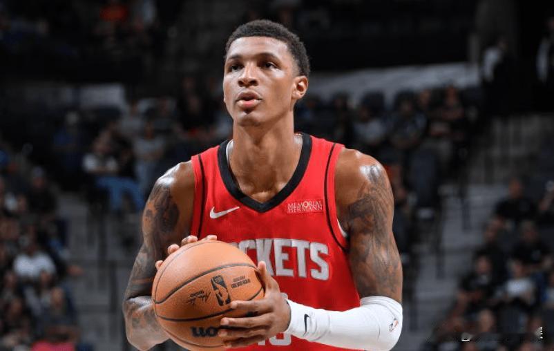 乌杜卡快弃用小贾巴里史密斯吧，投篮打铁太离谱，这样大个子不打内线




小贾巴