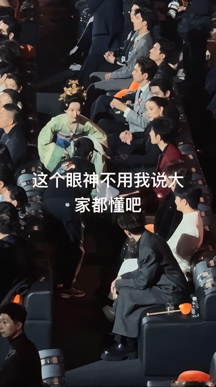 看到这个你们还信他俩不熟嘛。 