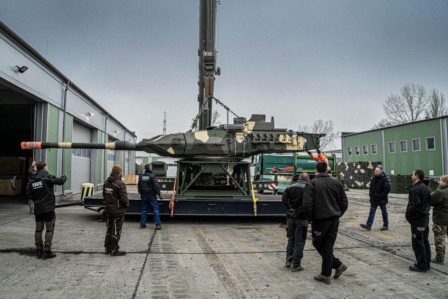 【分头行动】匈牙利陆军第 1 装甲旅维修人员进行“豹2 A7HU”坦克炮塔的整体