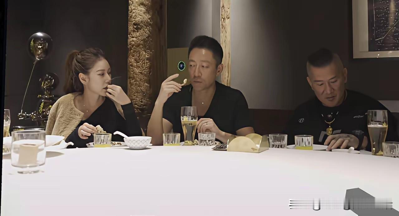 网红馆长来北京了，汪小菲夫妇尽地主之谊，领着馆长的团队逛街、品尝美食、还买了稻香