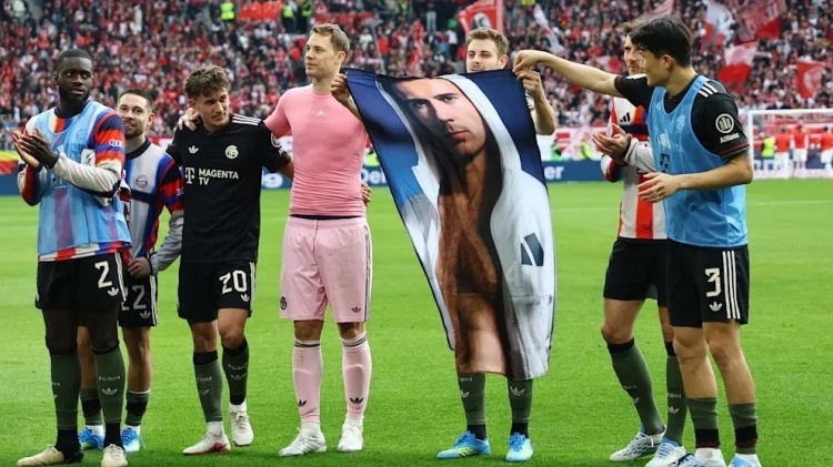 【德甲花絮】拜仁3-2逆转弗赖堡赛后，球员来到客队球迷区前庆祝胜利。其中，斯坦尼