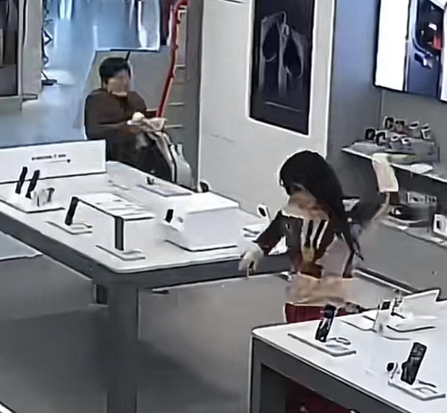河南一集美不知道是受了什么刺激，冲进小米手机专卖店二话不说拿起桌上的手机就往地上