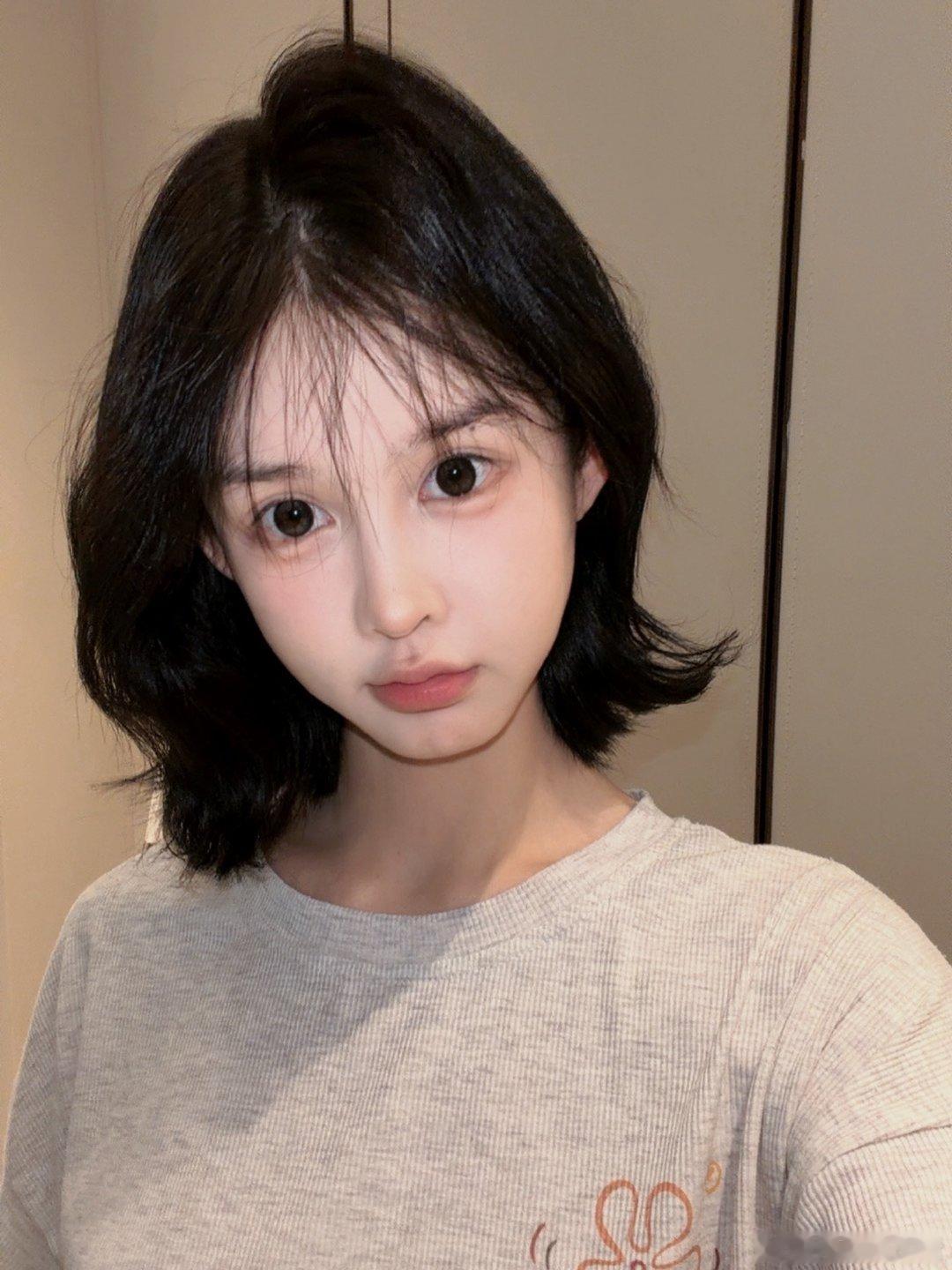 傲娇美展示孕肚傲娇美生完孩子再办婚礼 傲娇美直播时展示孕肚，孕早期的她腹部依旧平