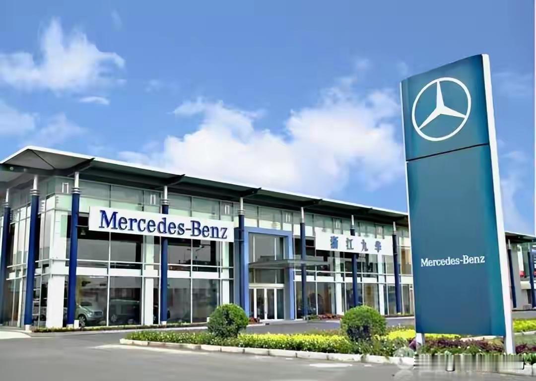 奔驰A级，现在12万多就能开走。

有经销商直接给干到五折。

但就这么个降法，