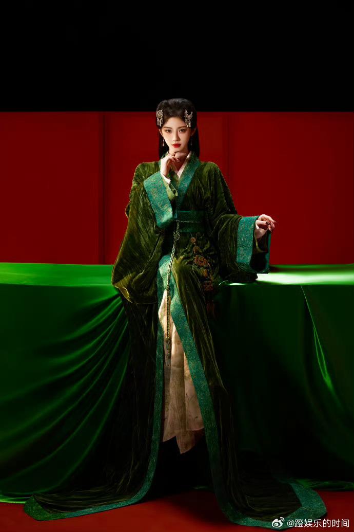 鞠婧祎露芜衣阴湿女鬼鞠婧祎露芜摄人心魄的女鬼 墨绿丝绒长袍下的媚骨太绝，银簪映得