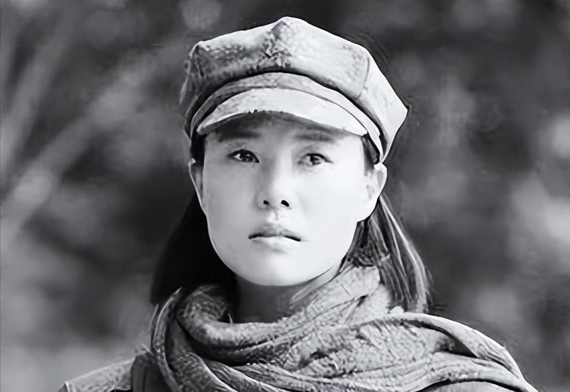 1937年，15岁漂亮女红军被敌人抓住，捆在行刑台，她挺胸抬头，闭上双眼。谁料，