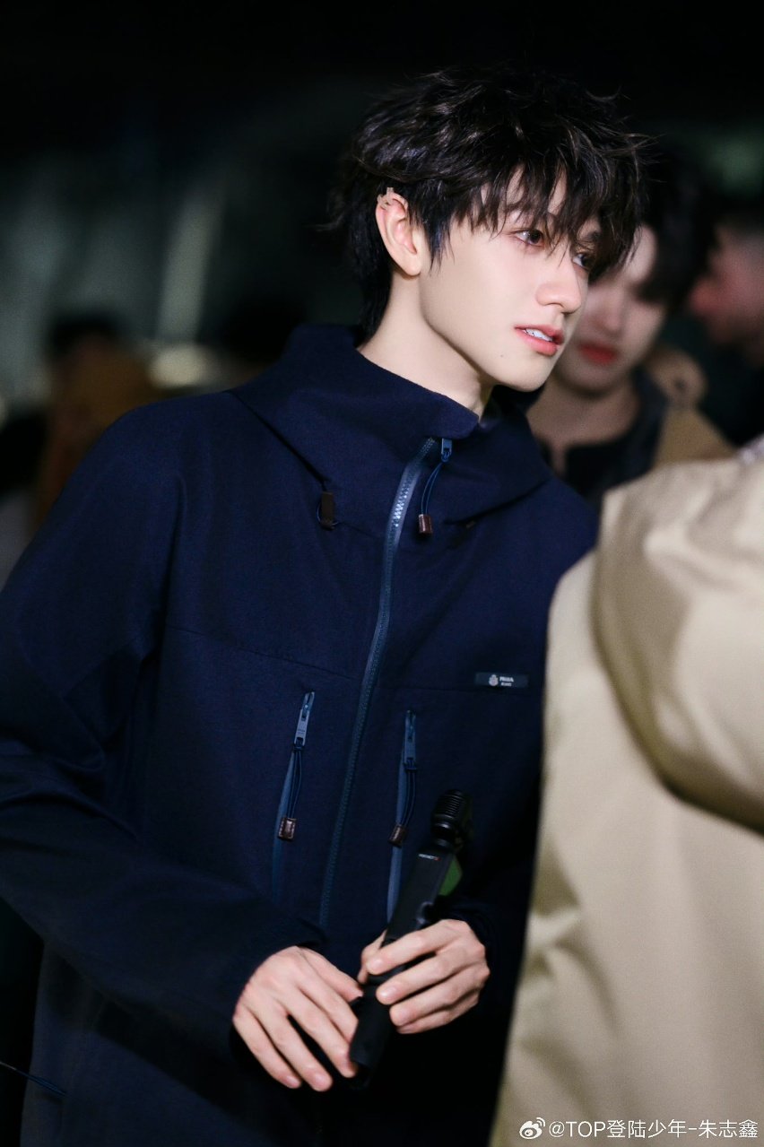 朱志鑫发看展图 朱志鑫卷毛侧颜 朱志鑫发看展图啦 