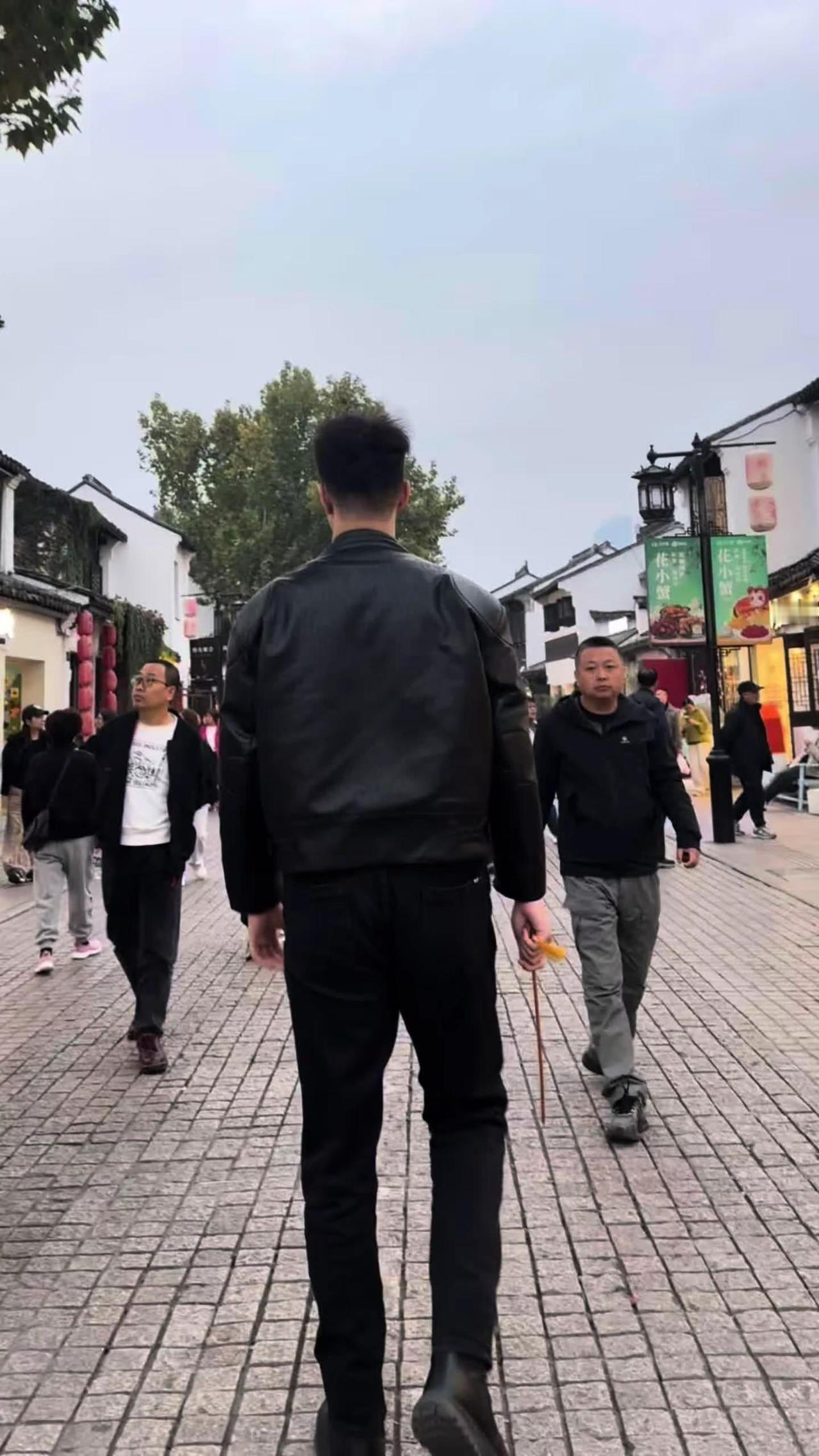 先别说看不上我，我压根看不到你