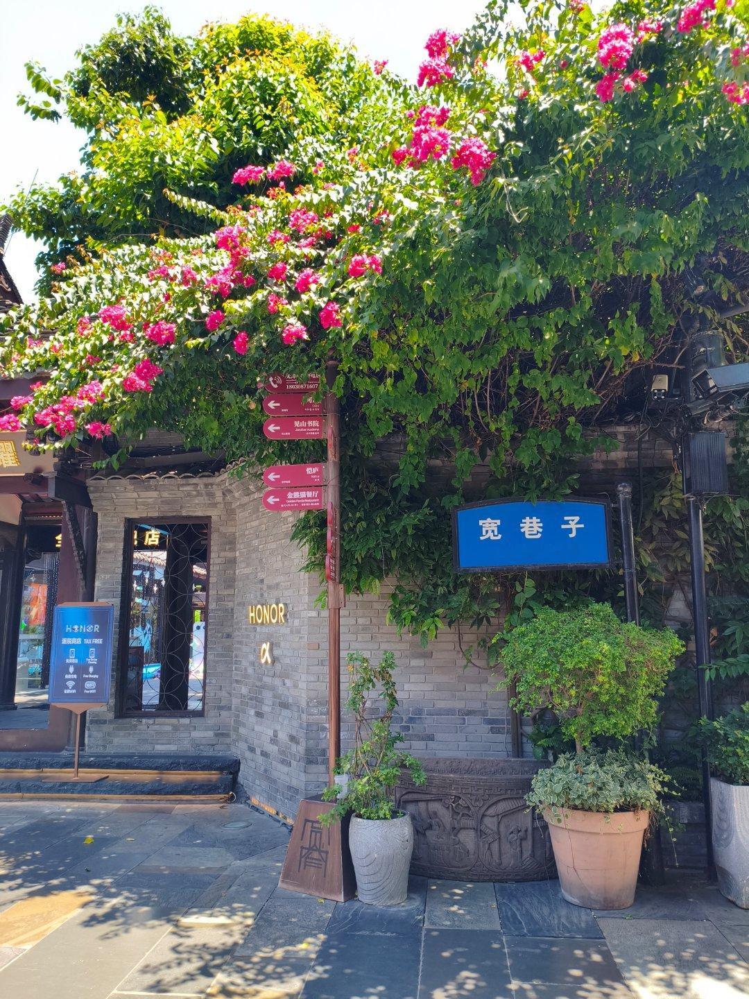 生活不必时刻滚烫，细水长流的温暖才最养人。允许自己偶尔慢下来，像喝一杯温水那样，