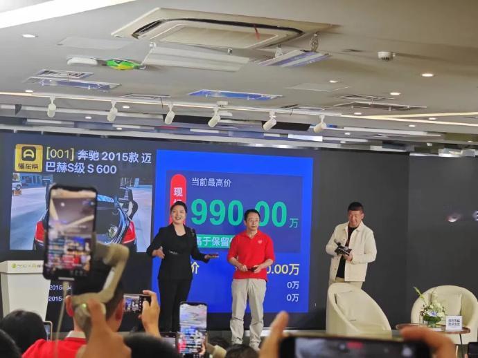 周鸿祎的迈巴赫600 2015年购入时落地价在300万左右，用了9年后市场价在9