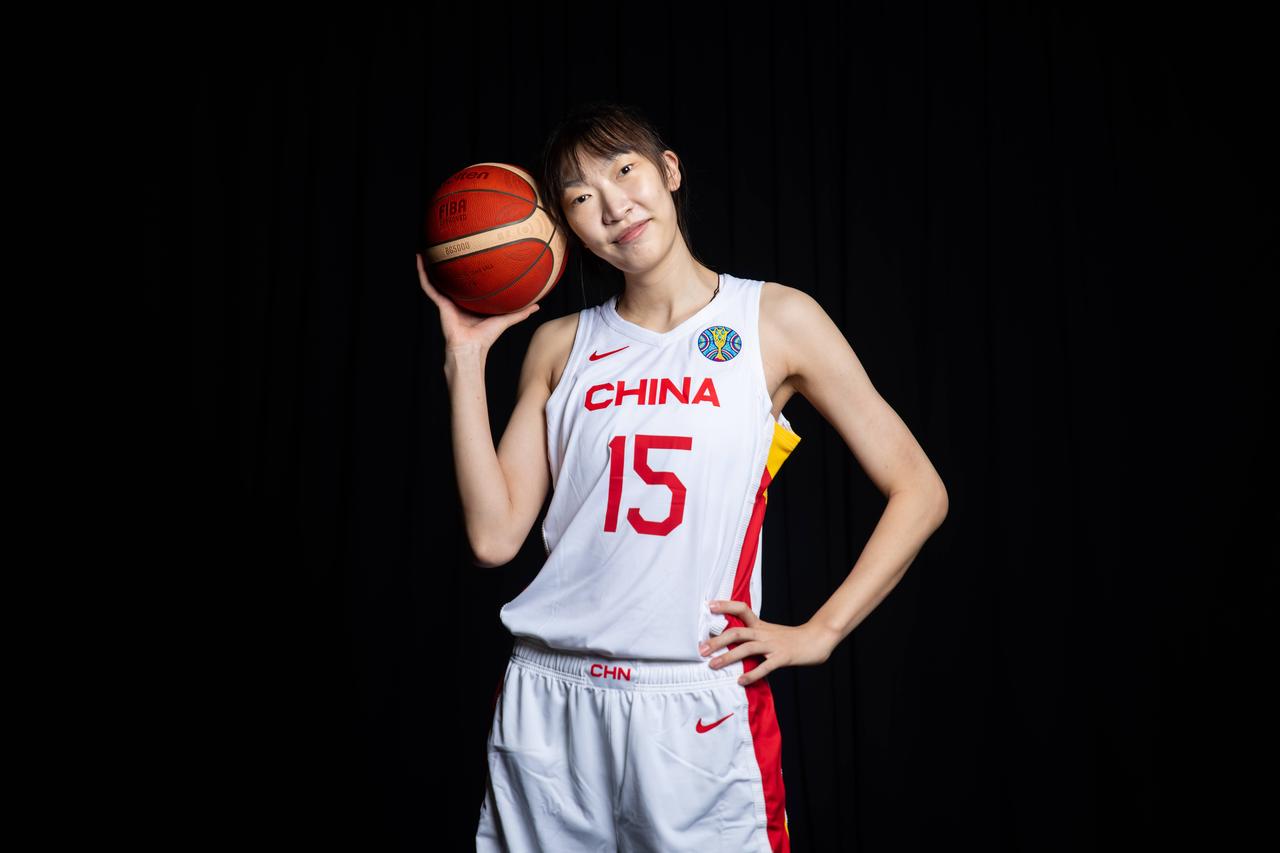中国女篮的最新参赛名单一经公布，篮球圈内立刻掀起了轩然大波。当球迷们在出征名单中
