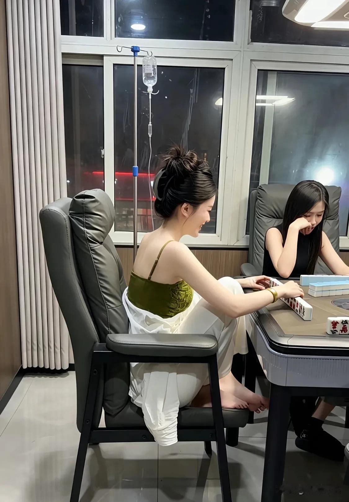 这是救命麻将吗？这个瘾得有多大，挂一个点滴还要打，这是哪家的媳妇，得好好管教了。