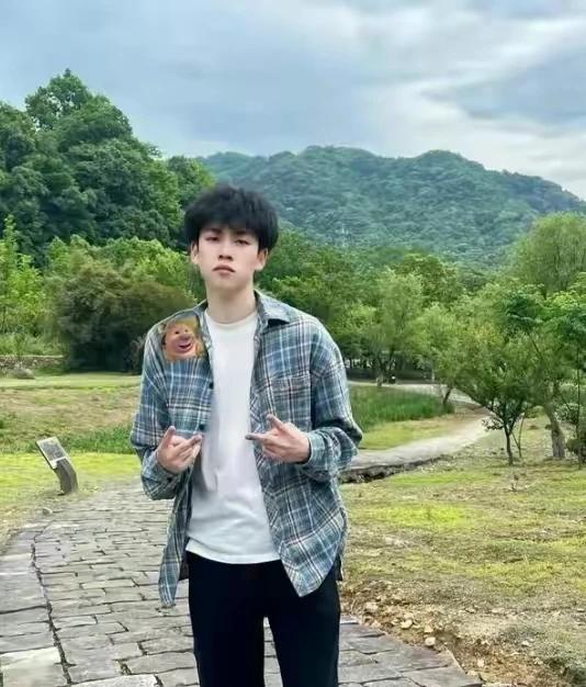 好好的一个小伙子，极具游戏天赋，在内卷严重的游戏代打行业，两年赚51万，却为了一