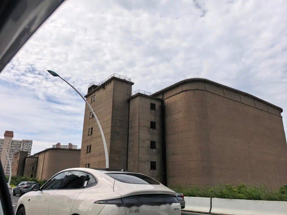 曾是远东最大的外贸冷库开车路过军工路高架总能看见这两栋土黄色大楼，看着光秃秃的，