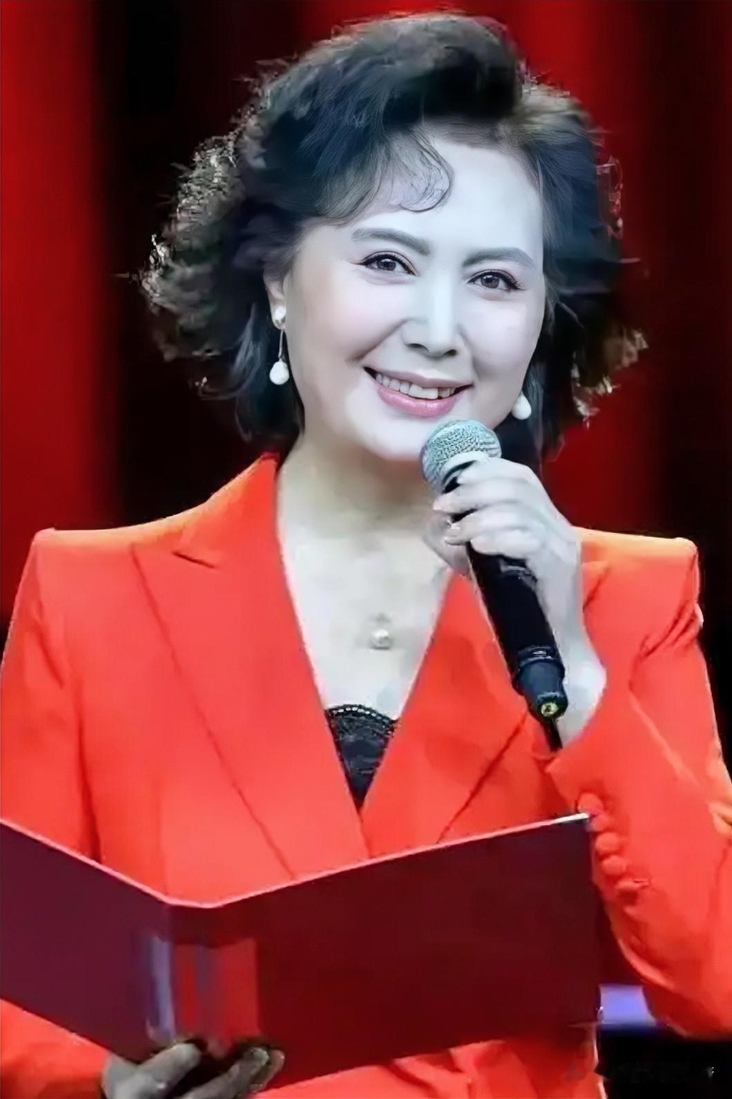 她真是优雅大方，和张凯丽不同，她的“贤媳”不像演的！

她年轻时没有张凯丽好看，