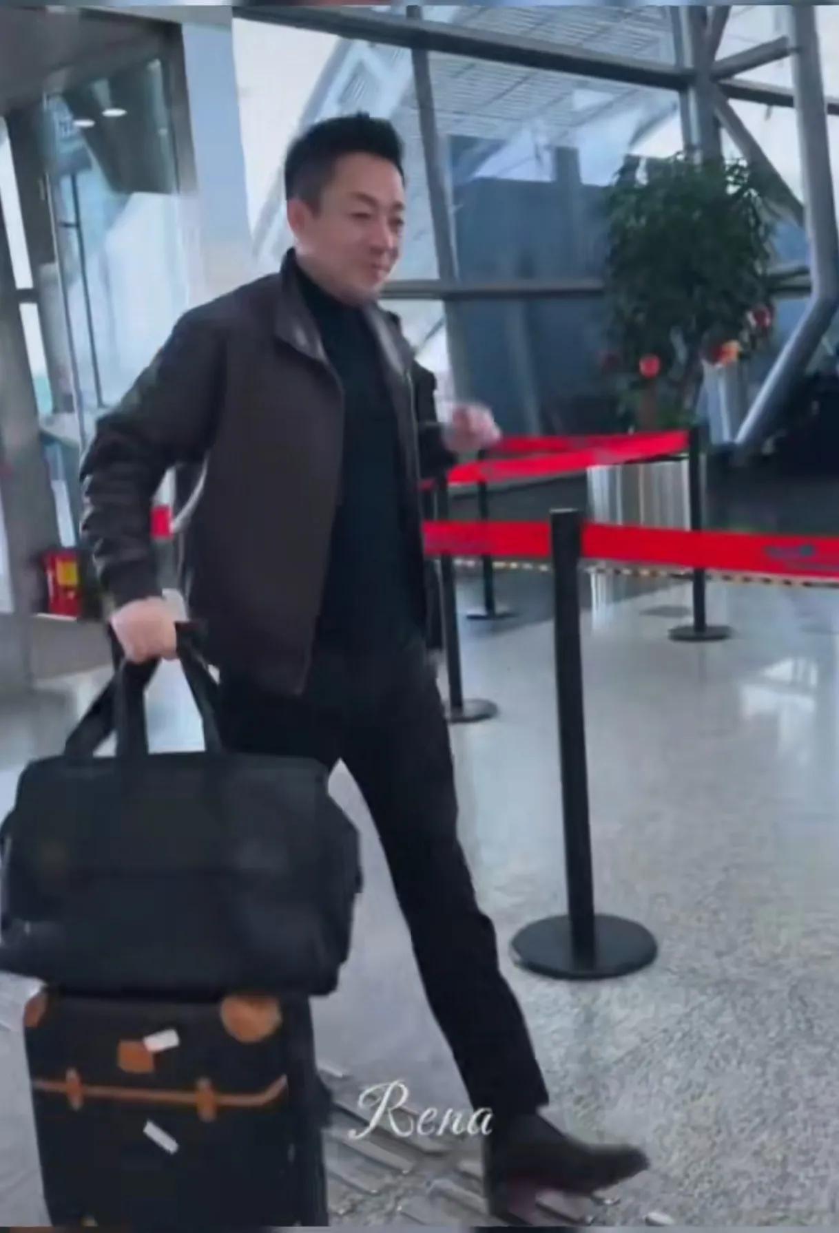 人逢喜事精神爽，又喜得爱子的汪小菲，全身都是掩饰不住的喜悦心情，走路都是欢快的，