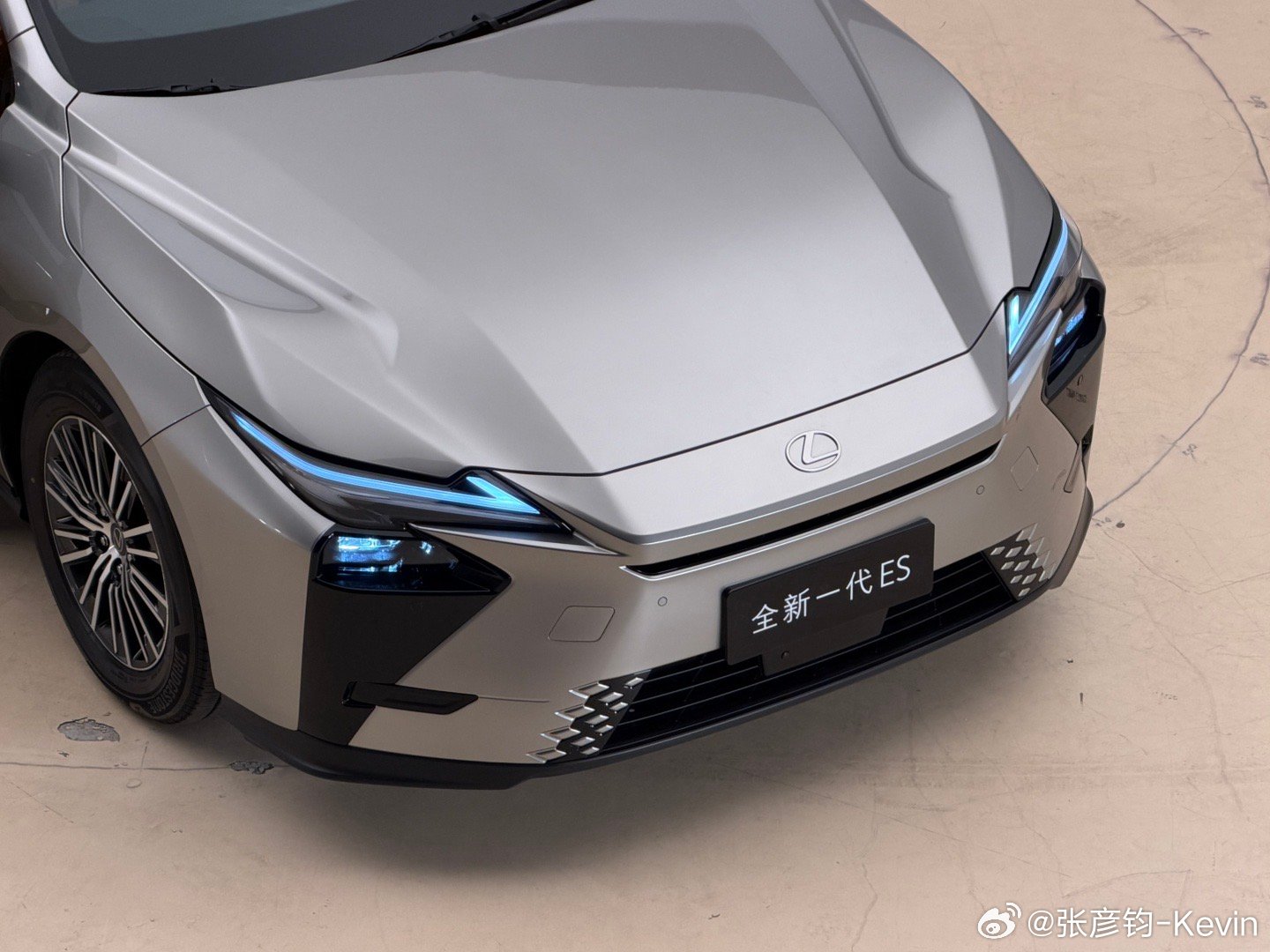 全新一代雷克萨斯ES，这个颜色映衬下，我才发现原来车头有这么多形面。以前纺锤形中