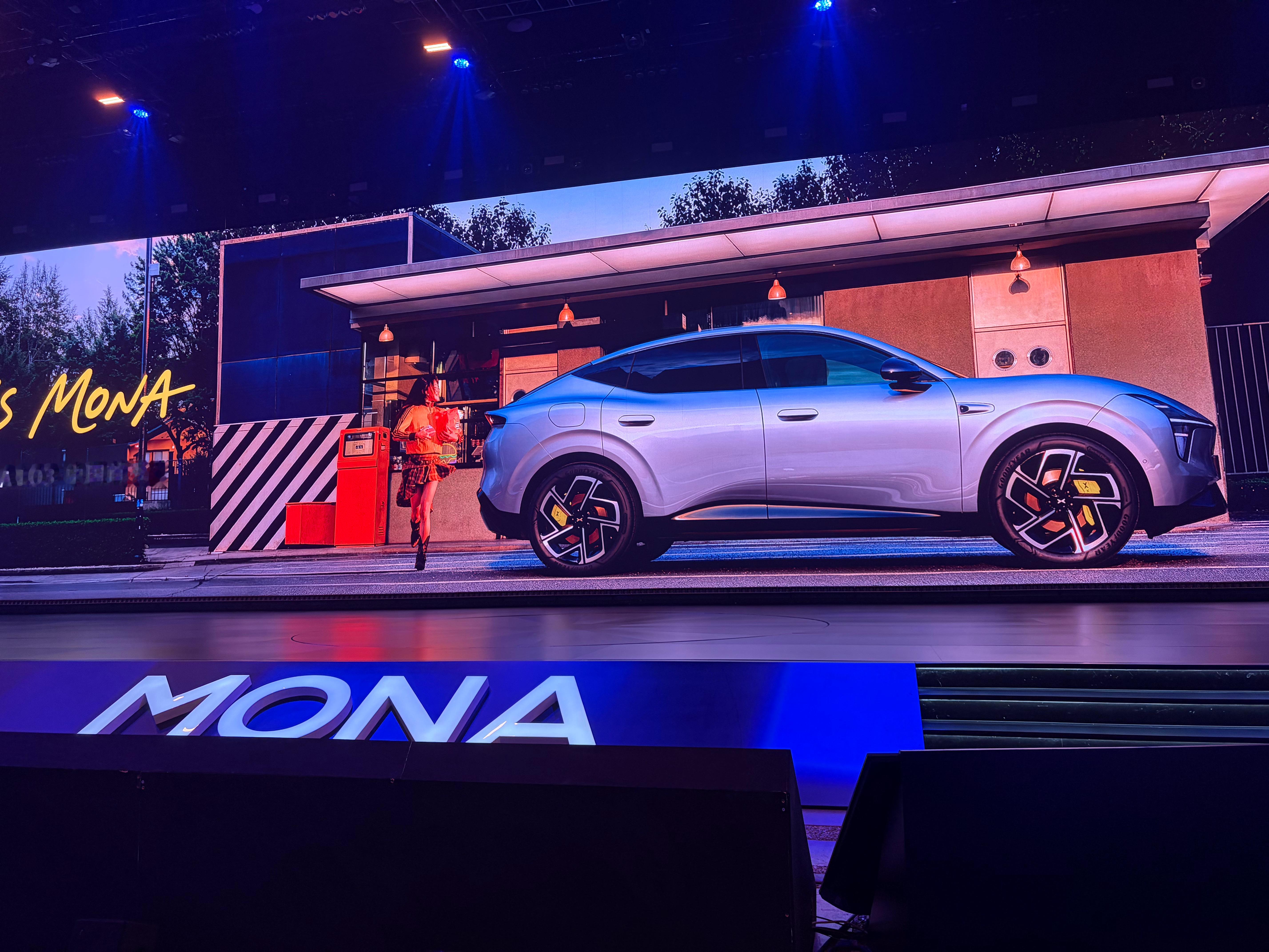 哥在小鹏 MONA L03 中国首秀，抢了个第一排最中间的位置带的 OPPO F