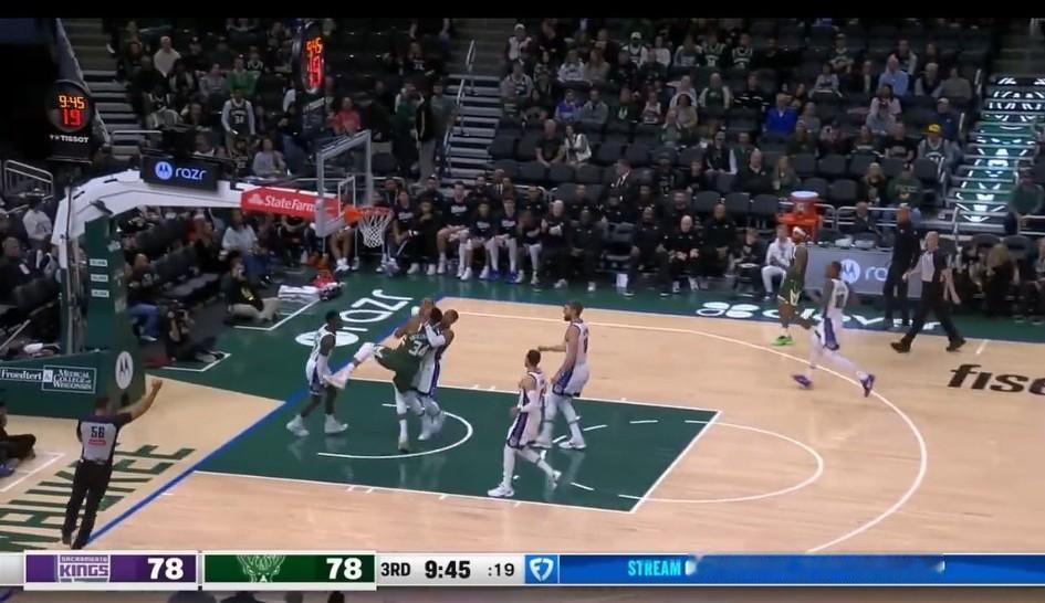 威少找到了对付字母哥的方法？肉搏对付仅被吹罚普通犯规。
威少在快攻防守拉抱字母哥